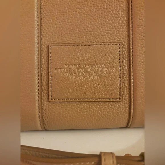 MARC JACOBS The Leather Small Tote Bag in Camel - Picture 3 of 9